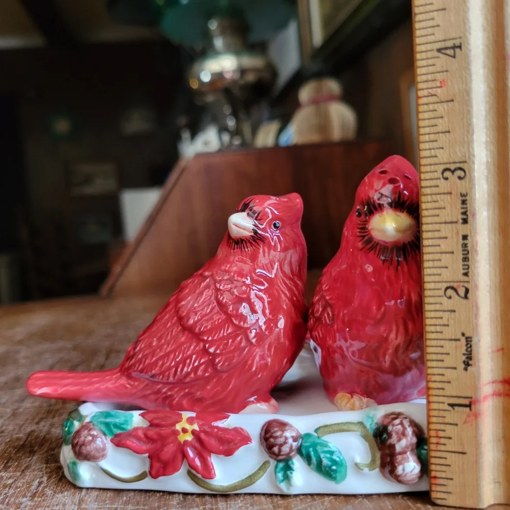 Ganz Cardinals on Tray Salt & Pepper S&P Christmas Pair Holly Pointsetta W/ Plug